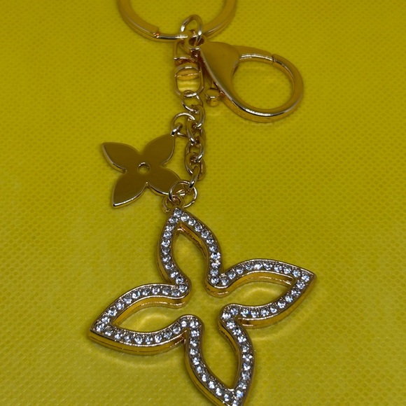Gold Floral Pendant Keychain - Picture 2 of 5